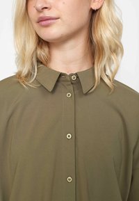 Soft Rebels SRFREEDOM WIDE  - Užsagstoma palaidinė - burnt olive