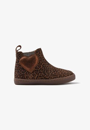 Stivale alla caviglia in stampa leopardo realizzato in morbido tessuto, con una toppa a forma di cuore color bronzo, pannelli laterali elastici e suola in gomma marrone.