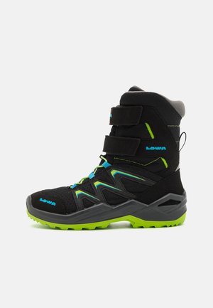 Bottes de randonnée noires et grises avec des accents verts et bleus. Présentent deux sangles réglables, une tige texturée et une semelle extérieure robuste pour une adhérence optimale.