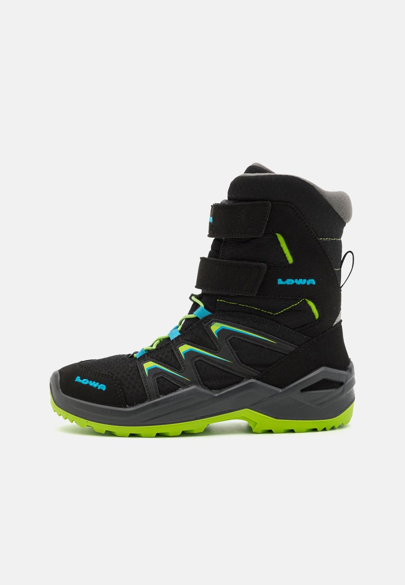 Botas de senderismo negras y grises con acentos en verde y azul. Cuentan con dos correas ajustables, una parte superior texturizada y una suela resistente para mayor tracción.