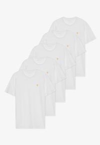 Cinq t-shirts en coton blanc exposés. Chacun arbore un petit écusson doré sur la poitrine gauche. Col rond standard et manches courtes.