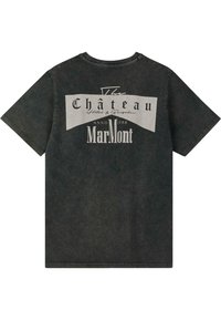 Fekete, pamut póló, amelyen nagy, fehér grafikai nyomtatás található szöveggel. A dizájn tartalmazza a "The Château Marmont" és az "Anno 1988" feliratokat.