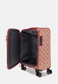 Valigia rigida rossa con un esterno decorato, scomparti con zip e quattro ruote per la mobilità. L'interno è scuro e spazioso.