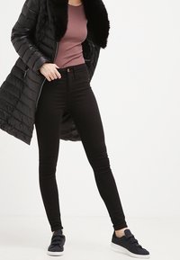 Taifun Abrigo de invierno - black