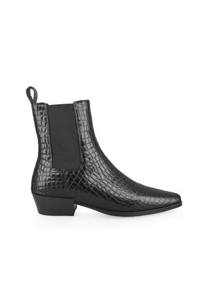 Schwarzer Lederknöchelstiefel mit Krokodilstruktur, elastischem Seitenpaneel, niedrigem Blockabsatz und Zuglasche hinten.