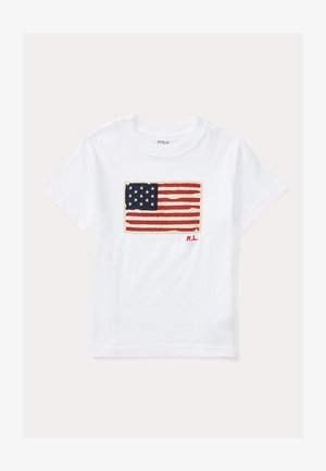 Camiseta de algodón blanca con un gráfico rectangular de la bandera americana en rojo, blanco y azul, con "R.L." bordado en rojo. Mangas cortas.