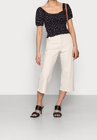 ONLY Petite T-shirt med print - black