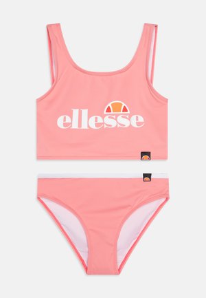 Różowy zestaw kąpielowy składający się z topu na krótki rękaw i dolnej części bikini z białymi akcentami. Wykonany z gładkiego, elastycznego materiału. Logo wyraźnie widoczne na topie.