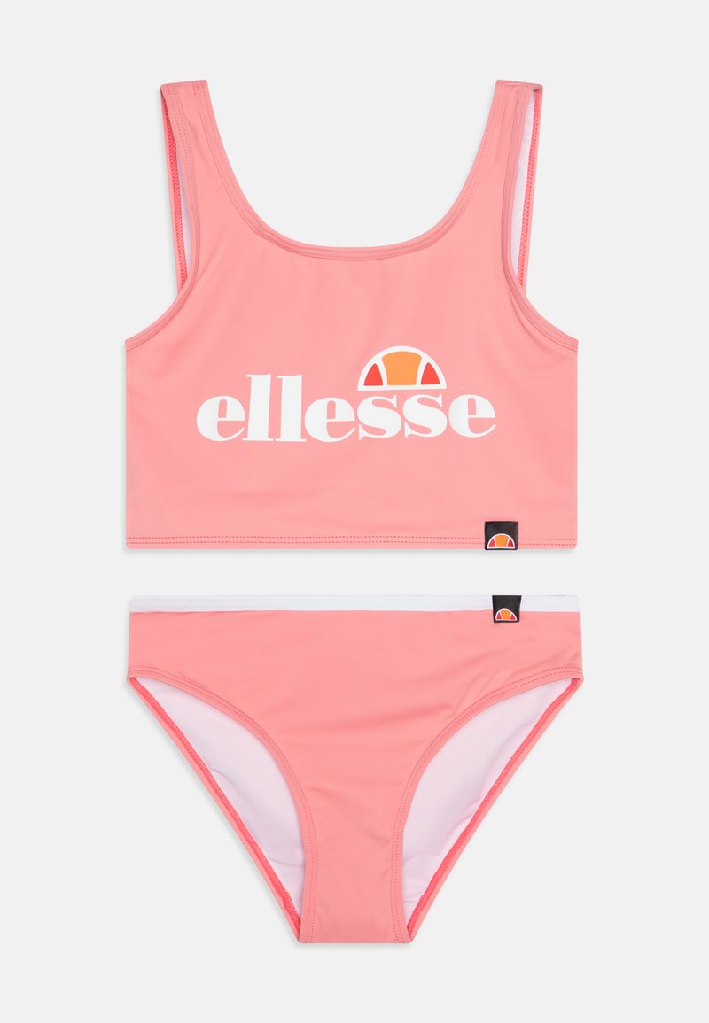 Ružový plavecký set pozostávajúci z crop topu a bikín s bielymi akcentmi. Vyrobený z hladkej, elastickej tkaniny. Logo je výrazne umiestnené na vrchu.