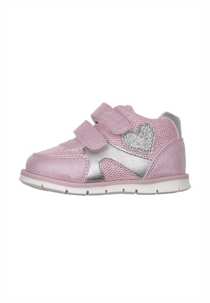 Różowo-srebrny sneaker dla malucha z dwoma paskami na rzepy i brokatowym srebrnym serduszkiem po boku, pokazany z profilu na białym tle.