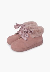 Zapatillas altas de ante rosa con un collar de peluche sintético y cintas de satén para el cordón, que cuentan con una suela de goma texturizada para mayor agarre.