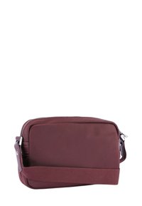 Bordová textilní taška s obdélníkovým tvarem, vybavená zipem a textilním popruhem, hladká textura bez viditelných vzorů nebo dekorativních prvků.