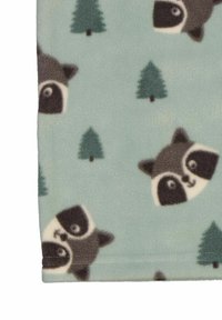 Fleece-tyg i ljus teal med ett upprepande mönster av tvättbjörnsansikten och gröna tallar. Mjuk textur med en slät yta.