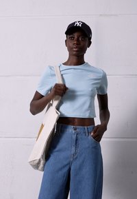 The North Face W ESSENTIAL CROPPED SLIM SHORT SLEEVE TEE - T-shirt estampada - beta blue