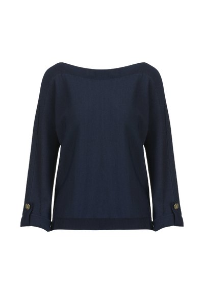 Pulover tricotat bleumarin cu decolteu lat, mâneci dolman trei sferturi și accente aurii cu nasturi pe mansete răsucite. Textură netedă.