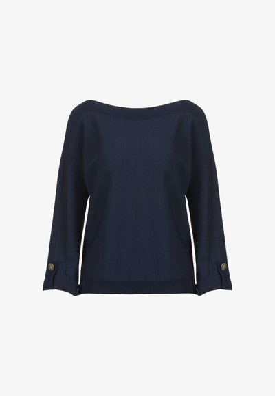 Pulover tricotat bleumarin cu decolteu lat, mâneci dolman trei sferturi și accente aurii cu nasturi pe mansete răsucite. Textură netedă.