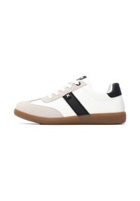 Zapatilla blanca con una punta de cuero de ante color crema, una franja negra a lo largo del costado, talón negro y una suela de goma texturizada color caramelo. Los cordones son blancos.