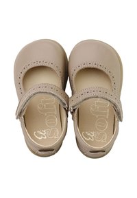 Zapatos Mary Jane de color beige claro con una correa perforada y hebilla, que cuentan con una parte superior de cuero suave y un forro interior acolchado.