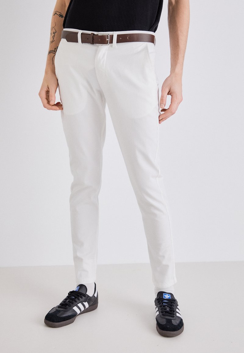 Jack & Jones - JPSTMARCO JJDAVE WITH BELT - Chino - white, Forstør