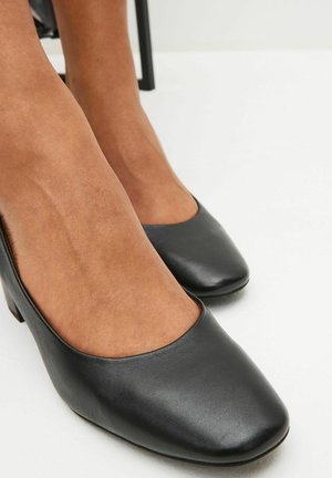 Next FOREVER COMFORT LOW BLOCK REGULAR WIDE FIT - Klasszikus sarkú cipők - black