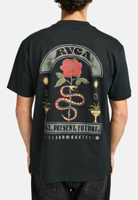Camiseta de algodón negra con un diseño gráfico colorido en la parte posterior, que incluye una rosa roja, una serpiente y el texto: "ST. PRESENTE. FUTURO."