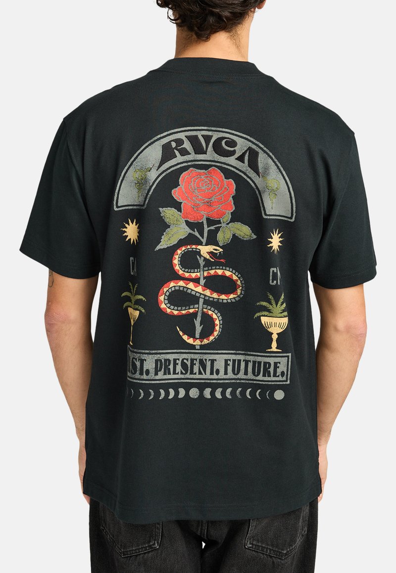 Camiseta de algodón negra con un diseño gráfico colorido en la parte posterior, que incluye una rosa roja, una serpiente y el texto: "ST. PRESENTE. FUTURO."
