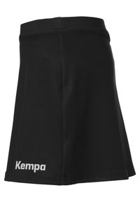 Falda deportiva negra hecha de material elástico, con una cinturilla ajustada y el logo de 'Kempa' en blanco cerca del dobladillo.