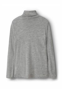 Sivi dugi rukav turtleneck s mekanom, teksturiranom tkaninom, s naglašenim ovratnikom i jednostavnim, neukrašenim dizajnom.