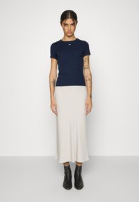 Tommy Jeans SLIM ESSENTIAL S - Paprasti marškinėliai - dark night navy