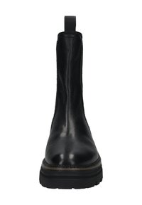 Botín negro de cuero hasta el tobillo con un acabado texturizado, suela plana, puntera reforzada y un detalle de costura mínima. Presenta una tira de tirador en bucle.