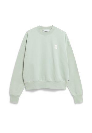 Lichtgroene crewneck-trui met geribde manchetten en zoom, met een klein wit logo op de linkerborst.