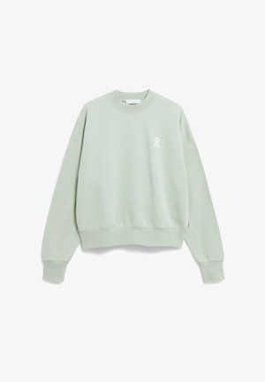 Lichtgroene crewneck-trui met geribde manchetten en zoom, met een klein wit logo op de linkerborst.