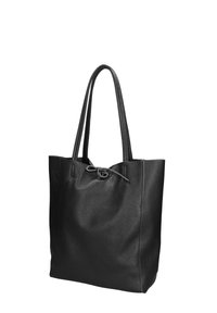 Borsa a tote in pelle nera con superficie texturizzata, due manici lunghi e chiusura con cordino. Presenta un design minimalista.