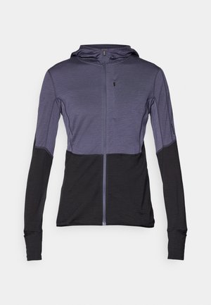 Veste de sport à capuche en tissu léger, présentant un design bicolore avec du violet foncé en haut et du noir en bas, fermeture éclair à l'avant.