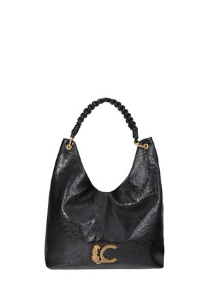 Bolso de mano de cuero negro con asa trenzada y cierre dorado que presenta un diseño texturizado de leopardo y la letra C en la parte delantera.