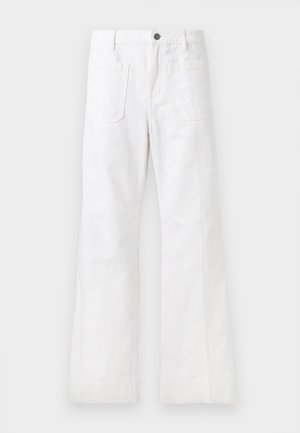 Biele nohavice so širokými nohavicami s prednými našitými vreckami, pútkami na opasok a zapínaním na gombík v páse na jednotnom pozadí.