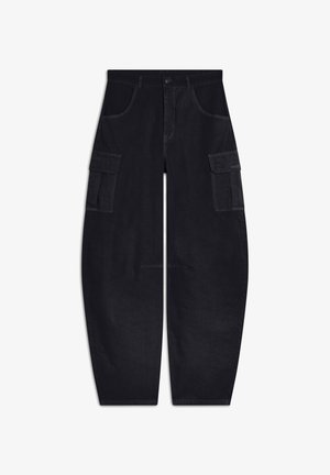 Musta cargo-housut, jotka on valmistettu denimmateriaalista, leveällä lahkeella, kahdella sivutaskulla ja vahvistetulla ompelulla. Sujuva tekstuuri ja vähäiset yksityiskohdat.