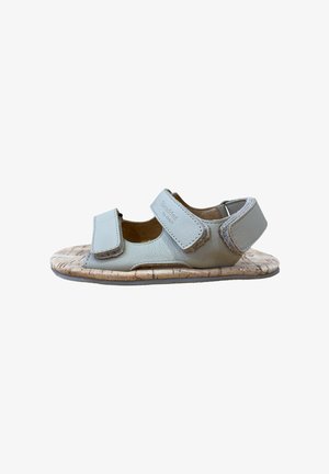 Sandalia ortopédica gris claro con suela de corcho y tiras ajustables de Velcro sobre los dedos, el tobillo y el talón, diseñada para confort y soporte.