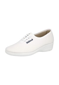 Zapatilla de lona blanca con cierre de cordones, puntera redondeada y suela de goma texturizada; presenta un pequeño logo en el lateral.