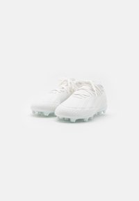 Scarpe da calcio bianche realizzate in materiale sintetico testurizzato, con una parte superiore liscia, lacci e una suola di colore azzurro chiaro con tacchetti stampati.