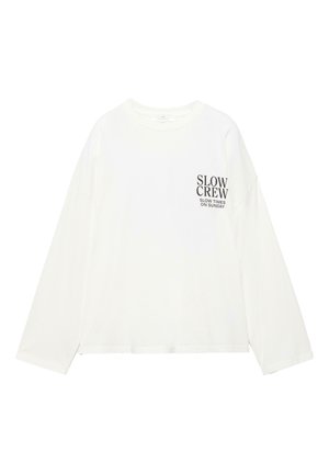Chemise blanche à manches longues avec col rond, avec le texte noir "SLOW CREW SLOW TIMES ON SUNDAY" sur la zone gauche de la poitrine.