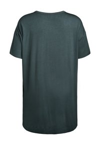 Tumši zaļš, pārāk liels T-krekls ar apaļu apkakli un īsām piedurknēm. Gluda tekstūra, sānu šķirbes un izliekts apakšmalas dizains aizmugurē.