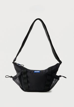 Čierna taška cez rameno s nastaviteľným popruhom, modré logo "HUGO" vpredu, bočné sieťované vrecká a zapínanie na zips.