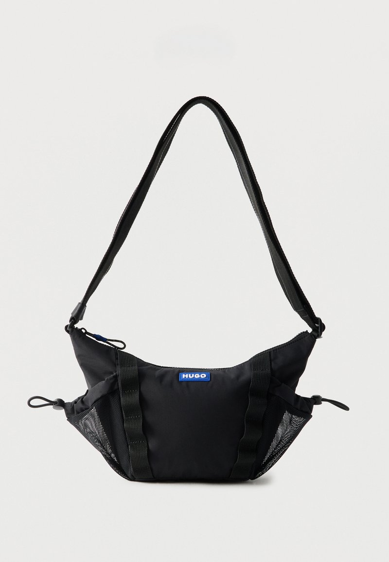 Μαύρη τσάντα ώμου με ρυθμιζόμενο λουρί, μπλε λογότυπο "HUGO" εμπρός, πλαϊνές τσέπες από δίχτυ και κλείσιμο με φερμουάρ.