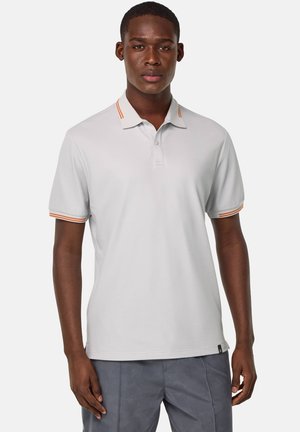 Hellgraues Poloshirt mit orangefarbenen Akzentstreifen am Kragen und an den Ärmeln, gefertigt aus einem glatten Stoff mit klassischer Passform.