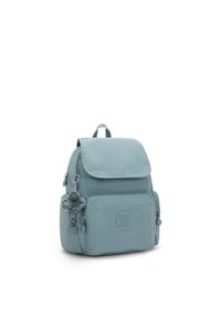 Zaino verde acqua realizzato in tessuto textured, con chiusura a patta, tasca frontale con zip, tasca laterale e un charm peloso attaccato.