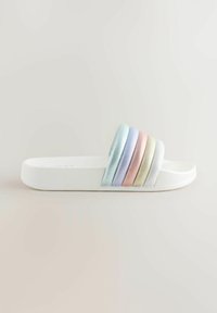 Sandalia blanca tipo chancla con correas acolchadas en azul pastel, púrpura, rosa, crema y gris dispuestas una al lado de la otra en la parte superior.