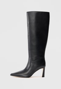 Botte en cuir noir montée jusqu'au genou avec un bout pointu et un talon fin et haut. Texture lisse et design épuré, mettant en avant une silhouette élégante.