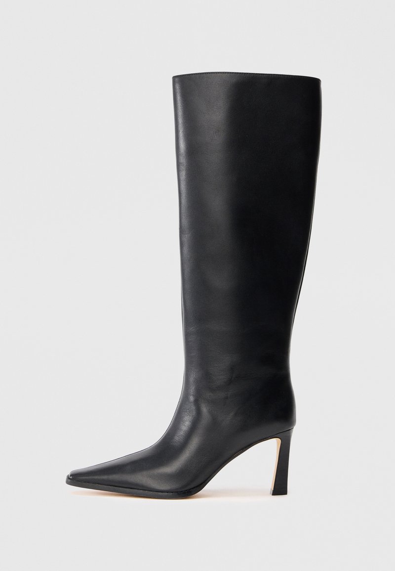 Botte en cuir noir montée jusqu'au genou avec un bout pointu et un talon fin et haut. Texture lisse et design épuré, mettant en avant une silhouette élégante.