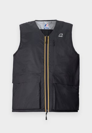 Chaleco de nylon negro con cremallera frontal que presenta acentos amarillos, dos grandes bolsillos frontales y un logo en el lado izquierdo del pecho. Textura suave y ligera.